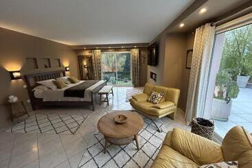 مبيت وإفطار La Perle Rouge A Panazol