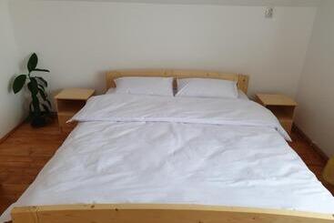 פנסיון Casa Moglador