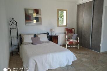 관광객 아파트 Proche Uzès Petit Gîte Avec Grande Cuisine D été Et Piscine