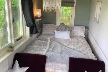 Жильё для туристов Rhodes To Serenity Waterfall Shepherds Hut