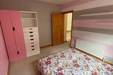 דירות לתיירים Town Villa With Charming Garden, Bbq Area & Sleeps 6