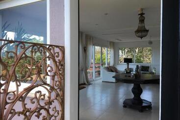 تختخواب و صبحانه Chez Monsieur