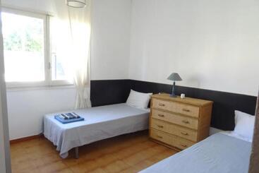 Vakantie-appartementen Villa With Garden Next To The Beach