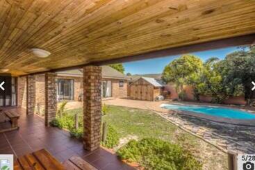 تختخواب و صبحانه Blues Bnb