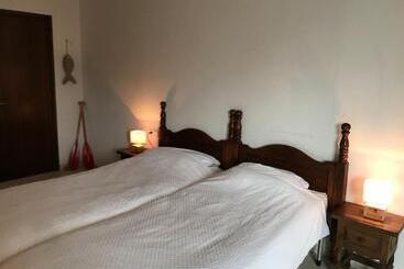 Жильё для туристов Casa Empuria  Aan Kanaal Met Zwembad En Aanlegsteiger