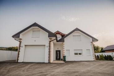 آپارتمانهای توریستها Grand Villa Bosnae