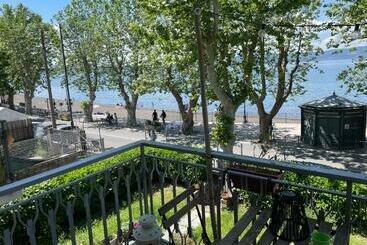 膳宿费 Window On The Lake