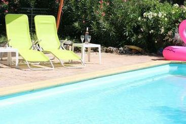 تختخواب و صبحانه Le Petit Paradis   La Provençale