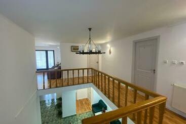 بنسيون Casa Laur