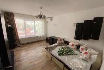 ツーリストアパートメント Apartament De Lux