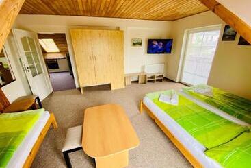 پانسیون Apartments Lipno Serafin