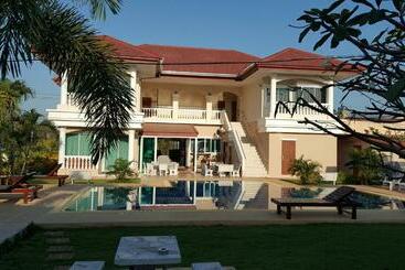 펜션 East Shore Pattaya Resort