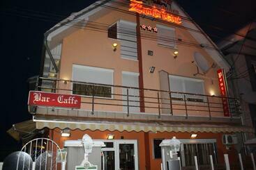 مبيت وإفطار Pensiunea Zodiac