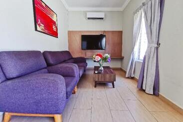 בית מלון כפרי Sg Rengit City Resort 1