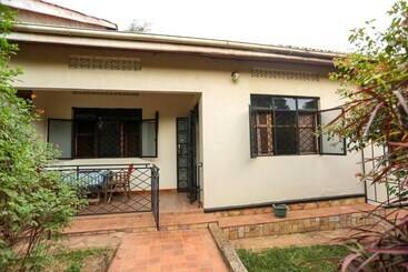 Жильё для туристов Immaculate 2 Bedroom Cottage In Kampala