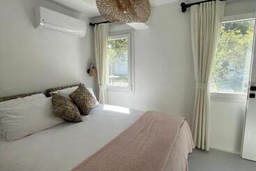 관광객 아파트 Mel’s Garden House In The Heart Of The City