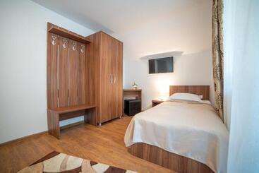 פנסיון Thor și Cora