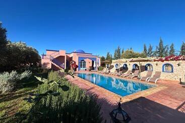 تختخواب و صبحانه Dar Yanis