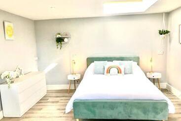 דירות לתיירים Detached, Peaceful, Spacious With Easy Access And Very Large Garden