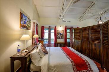 فندق Neemrana S Glasshouse On The Ganges