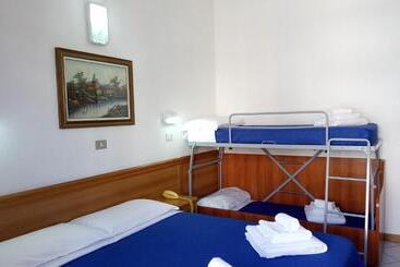 Отель Venezia Beach