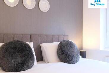 Жильё для туристов Large House By Keysleeps Short Lets Northampton M1 With Free Parking Contractors Leisure