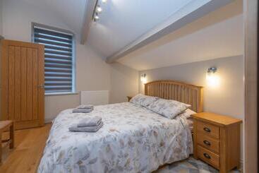 شقق خاصة سياحية Sleeps 6 4 Bedrooms 2 Minute Walk To The Square Hosted Happy Valley Cast