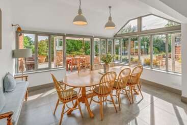 ツーリストアパートメント Luxury Home With Large Garden   The School House