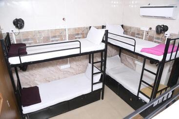 هتل Super Sleepwell Male Female Hostel