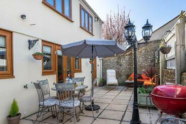 관광객 아파트 The Friary Newly Available  15 Mins Walk To Beach