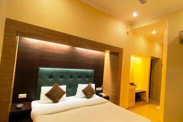 בית מלון כפרי Status Business