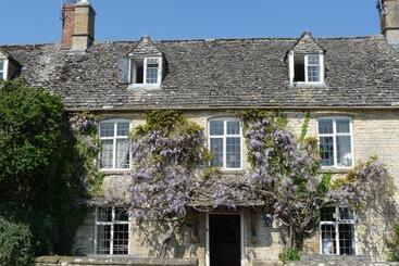 בית מלון כפרי The Swan Inn Swinbrook