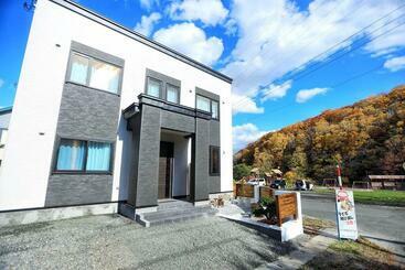 ツーリストアパートメント Furano Cube Sugar 方糖民宿,步行8min到雪场,3 Brs,max 6ppl