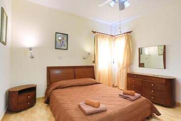 آپارتمانهای توریستها Villa Tsikkos Ena