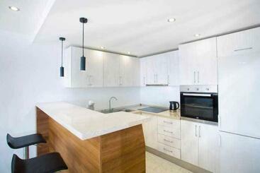 דירות לתיירים Large Modern Beach Front Apartment, Rooftop Pool!!