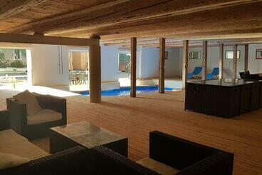 ツーリストアパートメント Maison 3 Chambres Avec Piscine Couverte