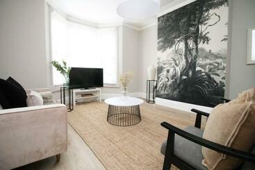 شقق خاصة سياحية Station Road By Mia Living Stunning Modern 4 Bedroom House Free Onstreet Parking