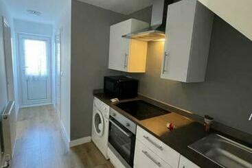 דירות לתיירים Basingstoke 1x Double Bed And Sofa Bed