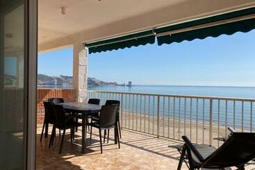 ツーリストアパートメント Beachfront And Renovated Apartment