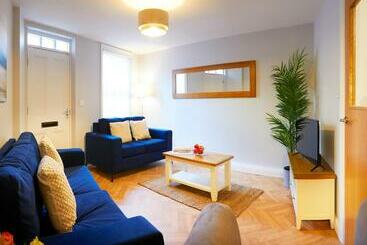 شقق خاصة سياحية Charming 4 Bed Townhouse On South Cliff