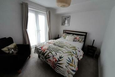 דירות לתיירים City Centre Apartment With South Facing Patio Close To The Harbour