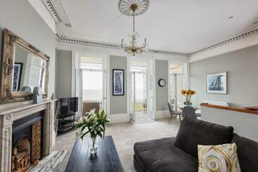 דירות לתיירים Beach View: Stunning Sea View & Balcony Apartment