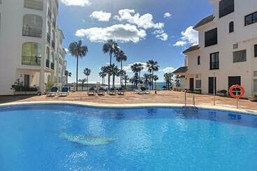 관광객 아파트 Duquesa Superb Seafront Apartment Marina Real 305