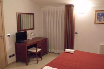 בית מלון כפרי Ai Pini