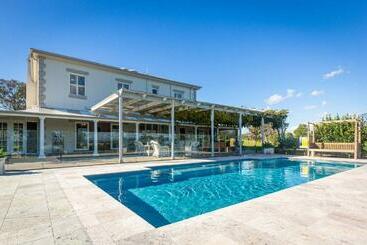 דירות לתיירים Claremont Manor