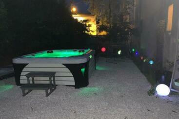 דירות לתיירים Les Dahlias Appartement 4 Personnes Jacuzzi Barbecue Jardin Arboré Climatisé