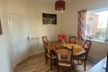 관광객 아파트 Polly S Place   A Lovely 3 Bed First Floor Flat, Near To Beach With Free Parking