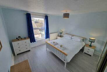 דירות לתיירים Sea Views, Big 2 Bed Flat Close To Beach & Harbour