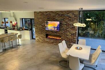 דירות לתיירים Stunning 5 Bed House In Surrey Minimum Stay 5 Nights