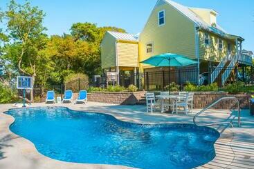 ツーリストアパートメント The Emerald Owl House   Peaceful Emerald Isle Beach House W/ Luxurious Heated Pool!